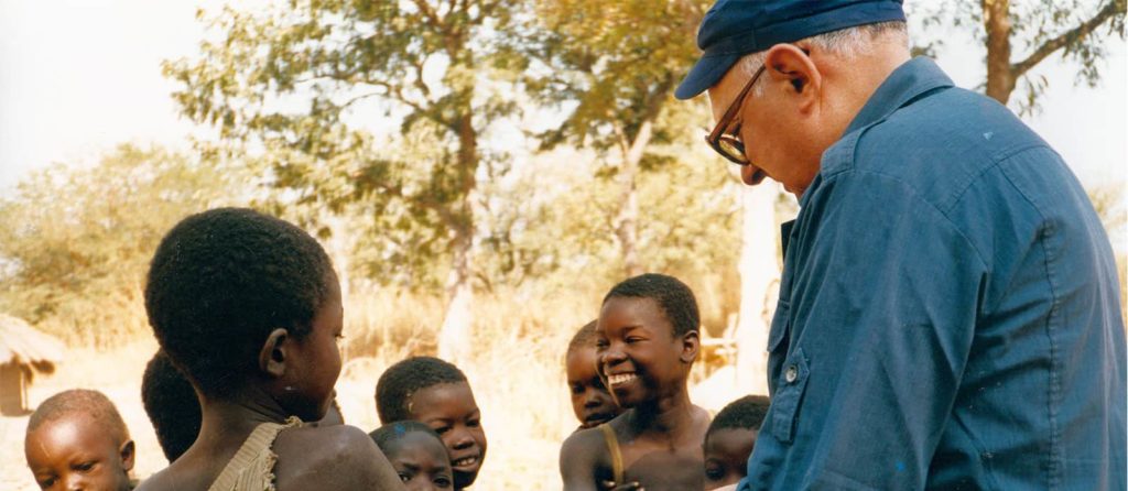 En voyage en République Centrafricaine, le père Joseph salue les enfants dans un village proche de la frontière du Tchad - crédit ATD Quart Monde