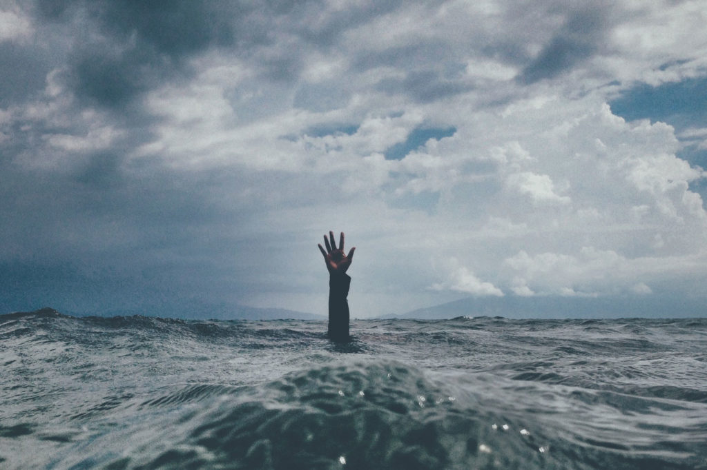 Homme qui se noie dans la mer crédit : Nikko Macaspac