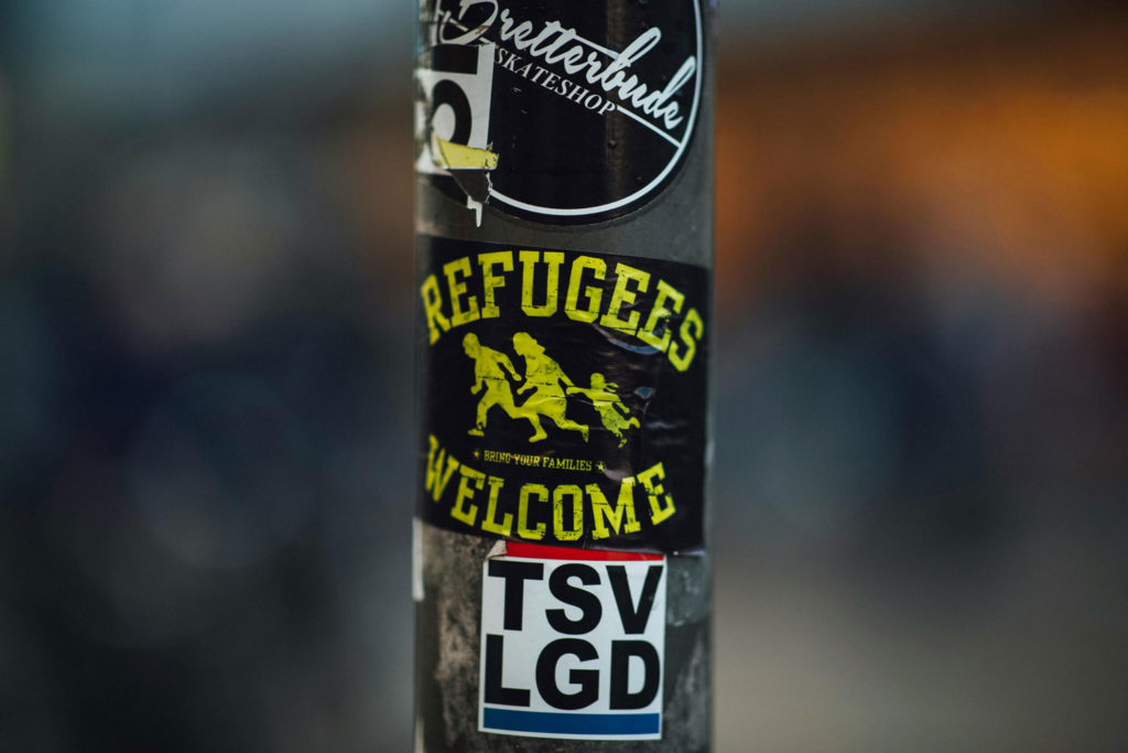 photo d'un sticker "Refugees Welcome" - Pexels Markus Spiske