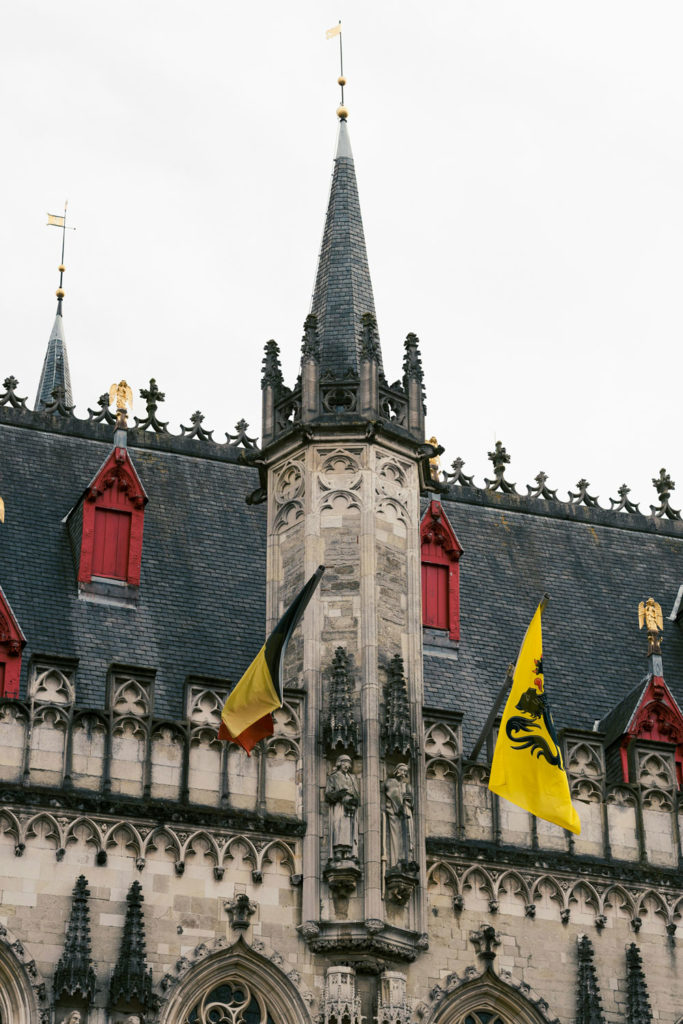 photo du drapeau belge et de la flandre - crédit: Alessandro Cavestro - Unsplash