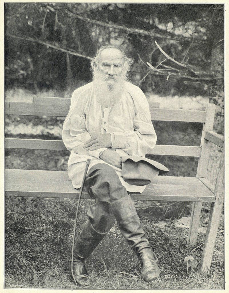 Léon Tolstoï assis sur un banc