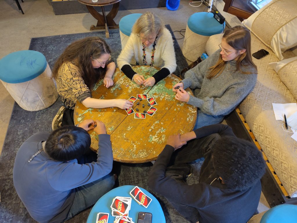 Amitié autour d'un jeu d'aimants au Café Monde - crédit Centre Avec