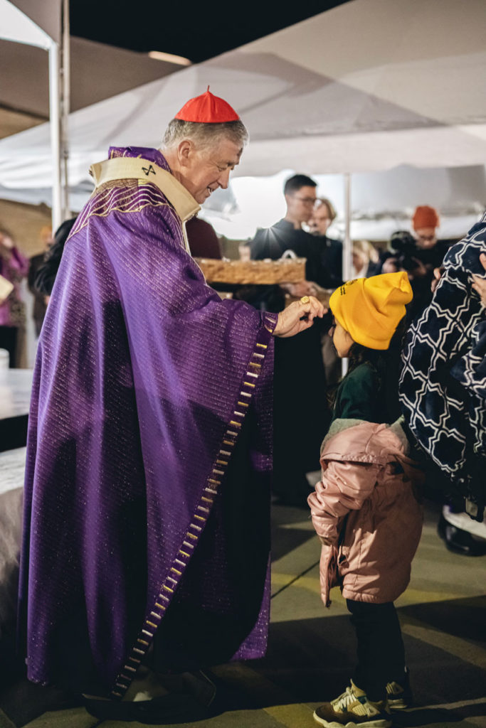 Le cardinal Blase Cupich, archevêque de Chicago, marque le front d'un des participants à la messe populaire organisée par la CSPL le 18 février 2026 - crédit : Derek Carter